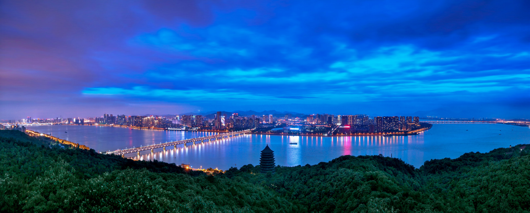 2014年配图（高新技术产业开发区夜景，来源《杭州年鉴2014》）.png
